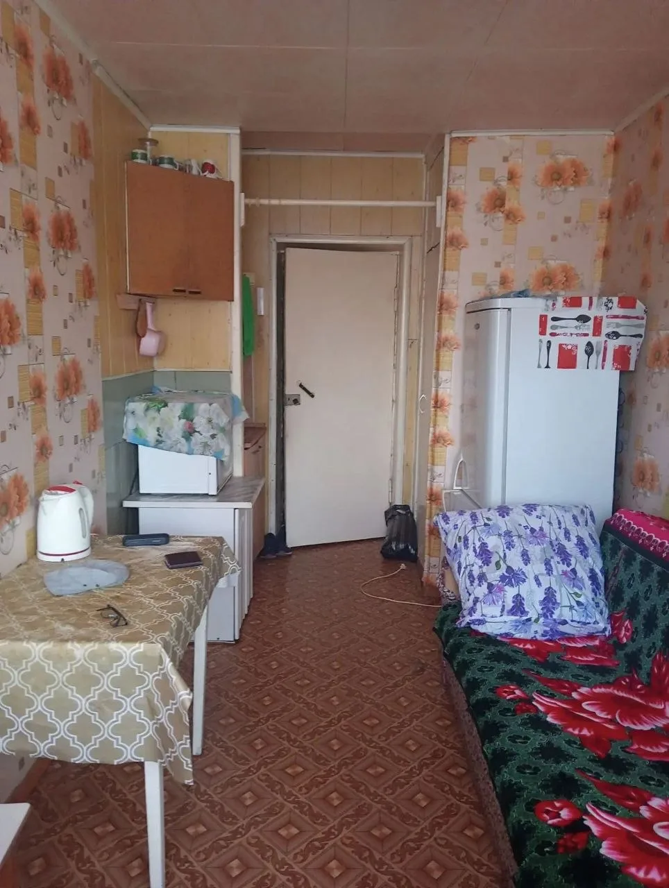 Сдам комнату в общежитии пл 9 Января имеется все необходимое для проживания вода в комн...