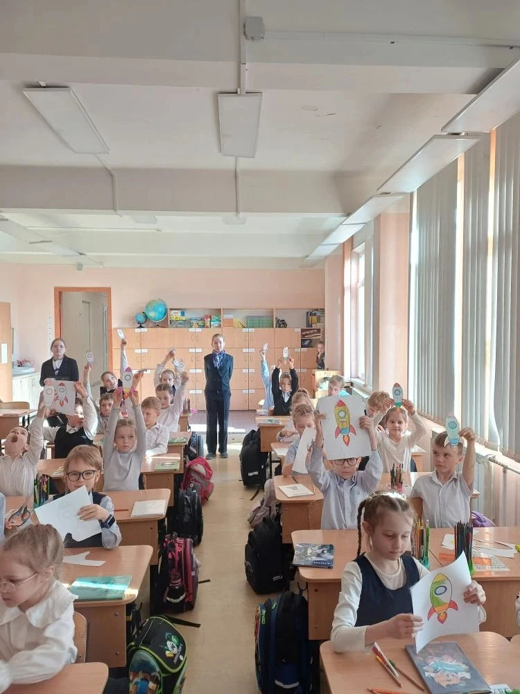 🚀✨ Космическое приключение ✨🚀   Девочки 5м класса Селякова Ксения и Шляхтина Арина устроили настоящи