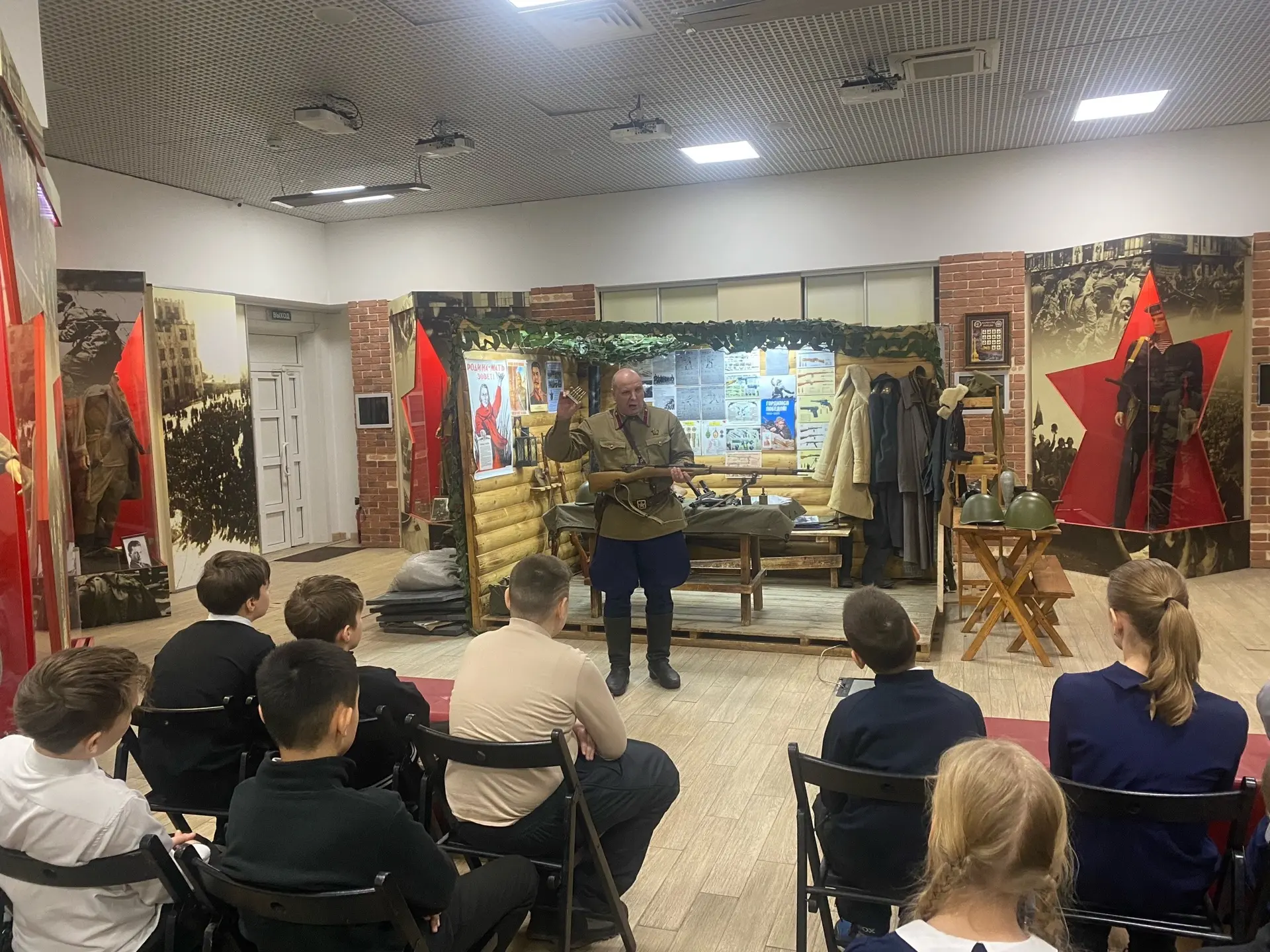 Сегодня в Центре патриотического воспитания прошел урок живой истории «Оружие Победы» для учеников 5