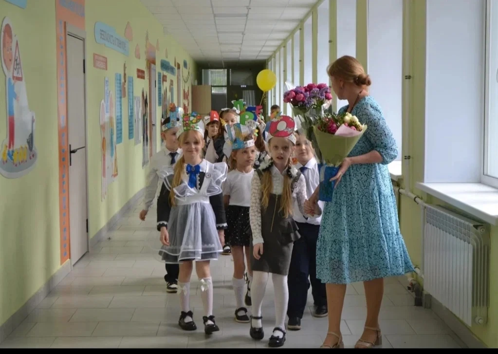 Вечер 26 мая стал особенным для учеников 1 "Б" класса и их родителей. В актовом зале шк...