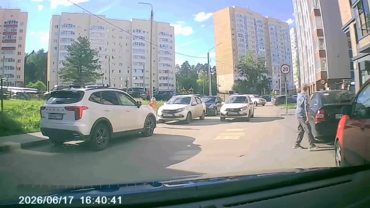 🤔 Пермяков попросили рассудить спорную ситуацию после ДТП с ребёнком на улице Юнг Прикамья. Девочка