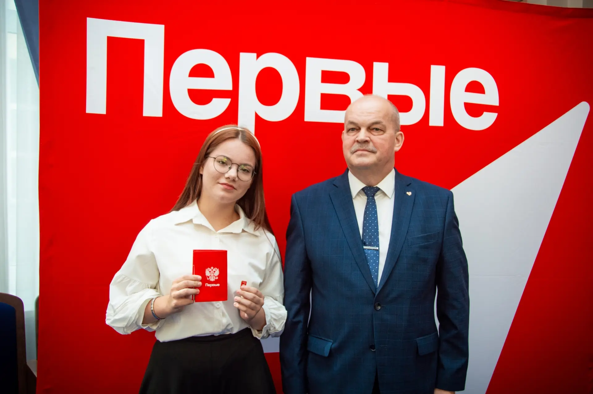 Первый паспорт — первый шаг во взрослую жизнь!

9 июля в большом зале мэрии Новосибирска юные жители