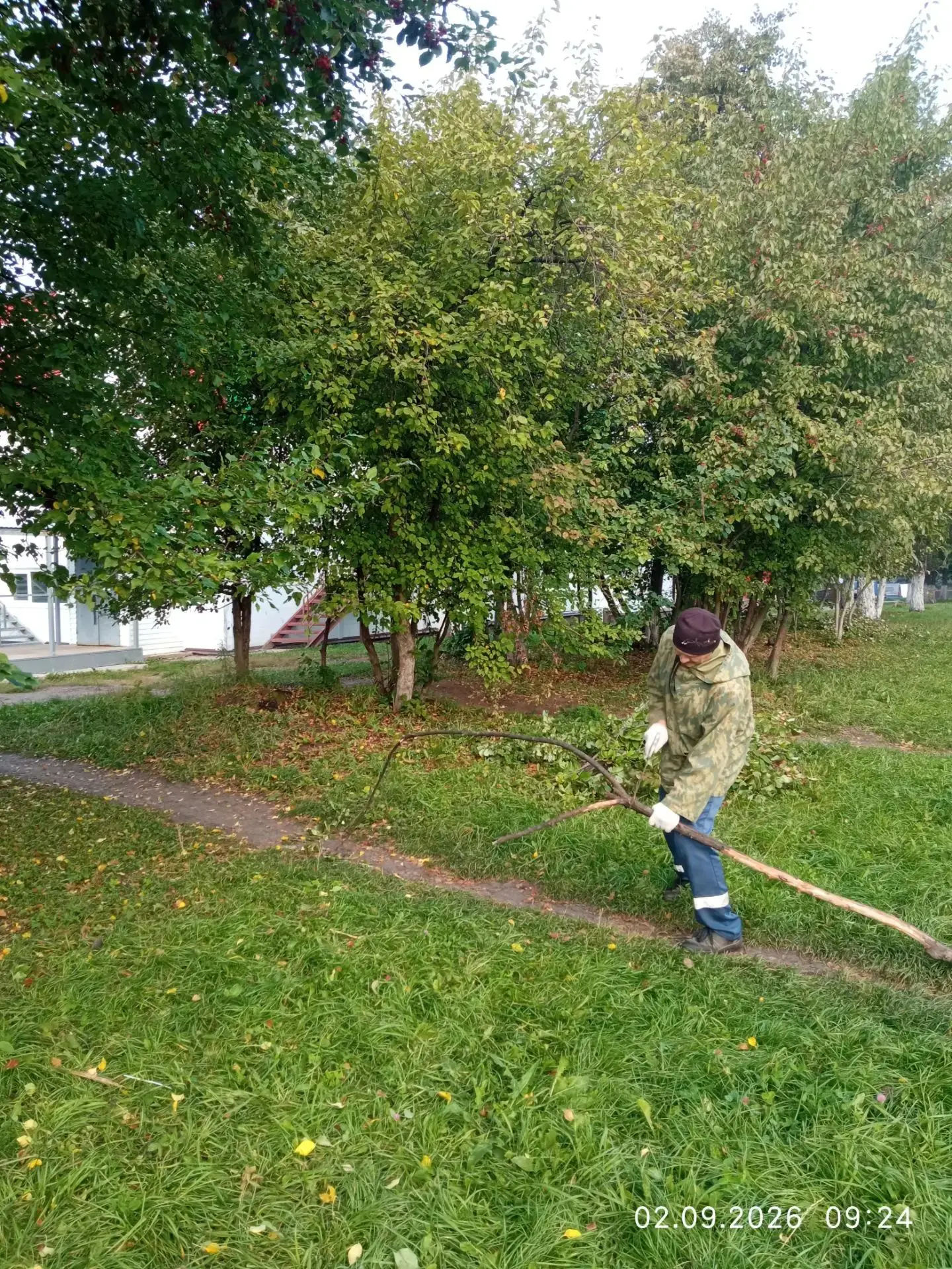 В жилом комплексе "Михайловка Place" сегодня продолжились работы по сбору мусора, покос...