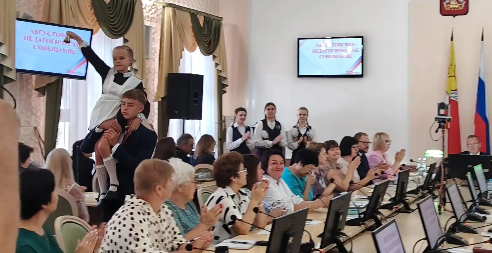 🎊Школьный звонок — символ нового учебного года!🎊