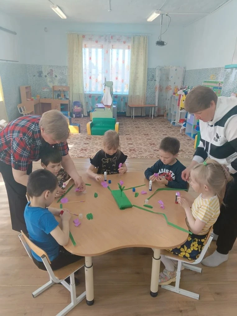 18 мая, в День подснежника в Якутии, работники МБУ ЦКиД «Заречье» провели мастер‑класс ...
