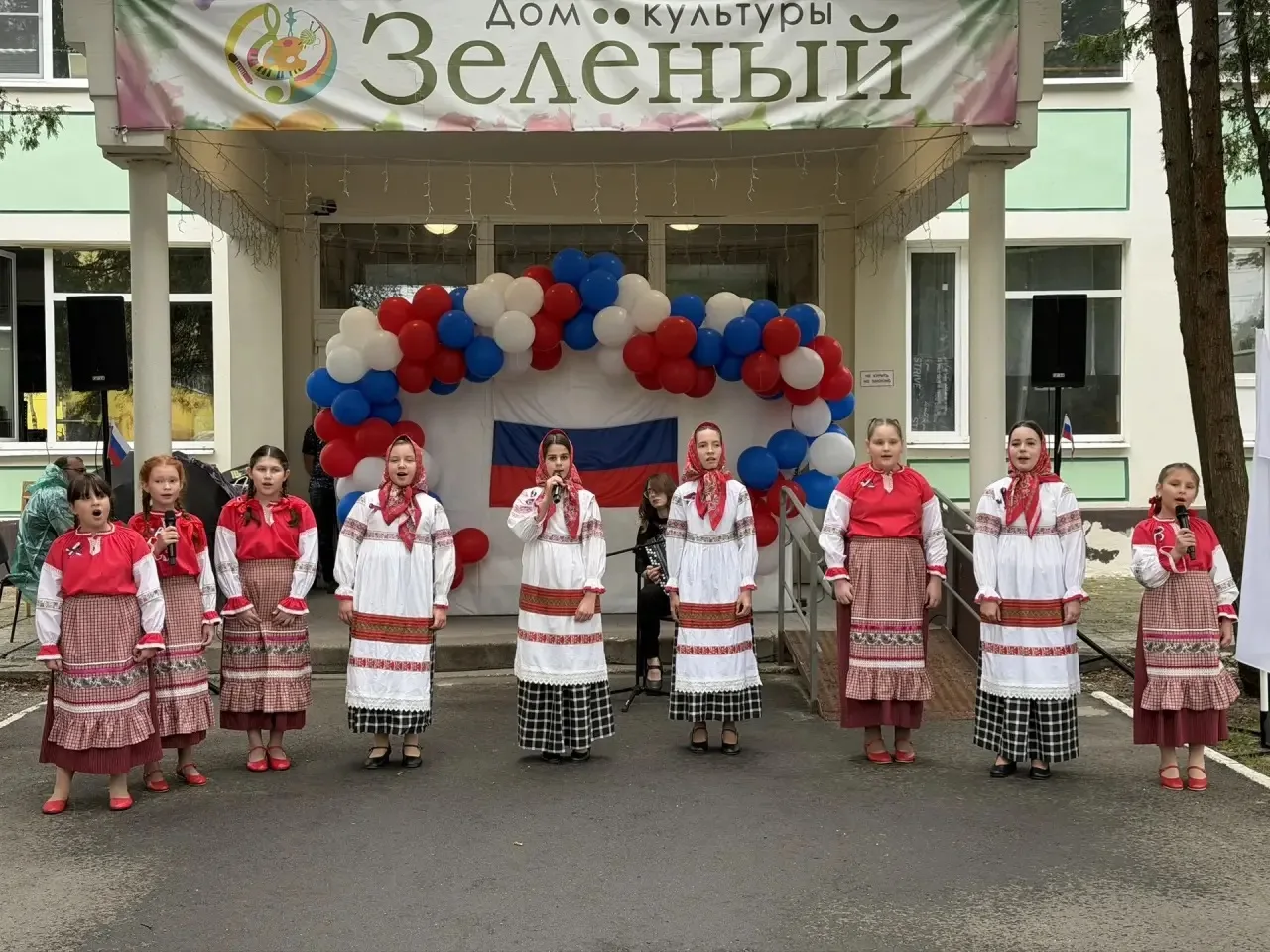 🎉 Концерт ко Дню флага «Три цвета России»