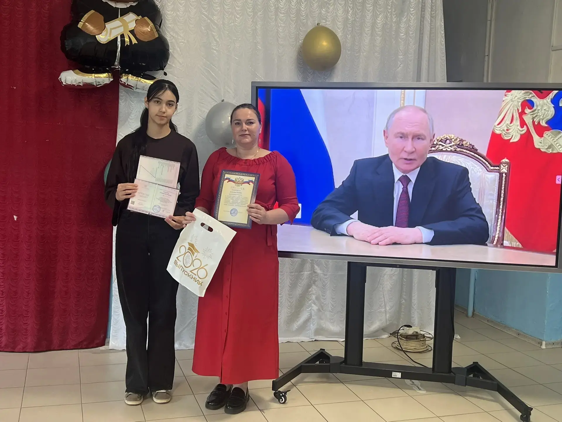 Дорогие выпускники!!! Вот и закончились 9 школьных лет, а значит впереди начинается сов...
