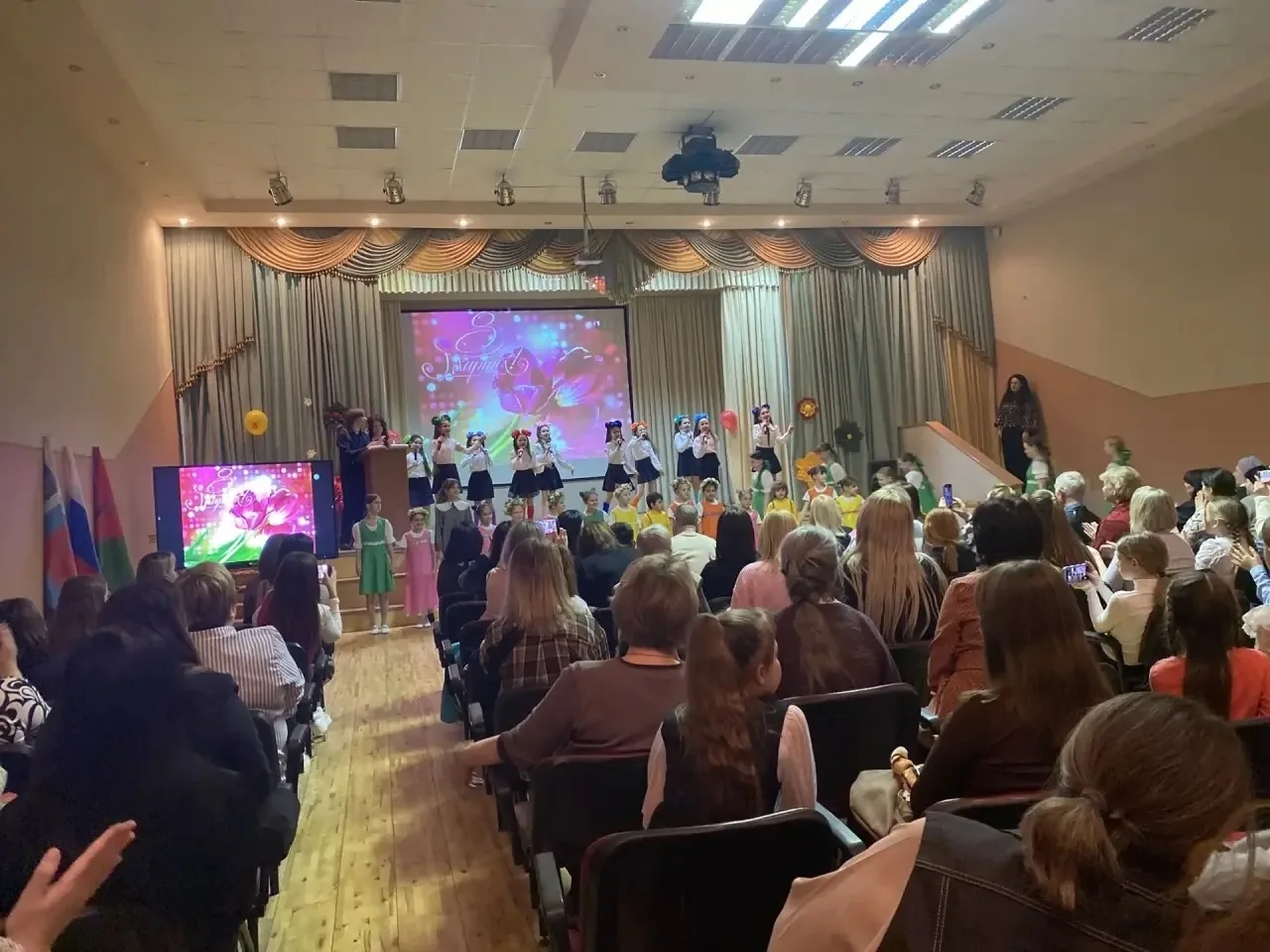 🌷 Весна, цветы и наши прекрасные дамы!  В нашей школе состоялось особенное мероприятие, посвященное 