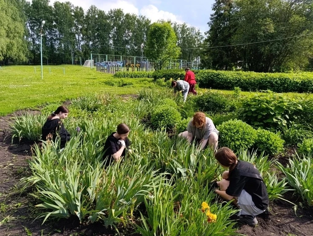 🌿☀ Сегодня у нас был настоящий трудовой десант — все дружно вышли на субботник! 💪