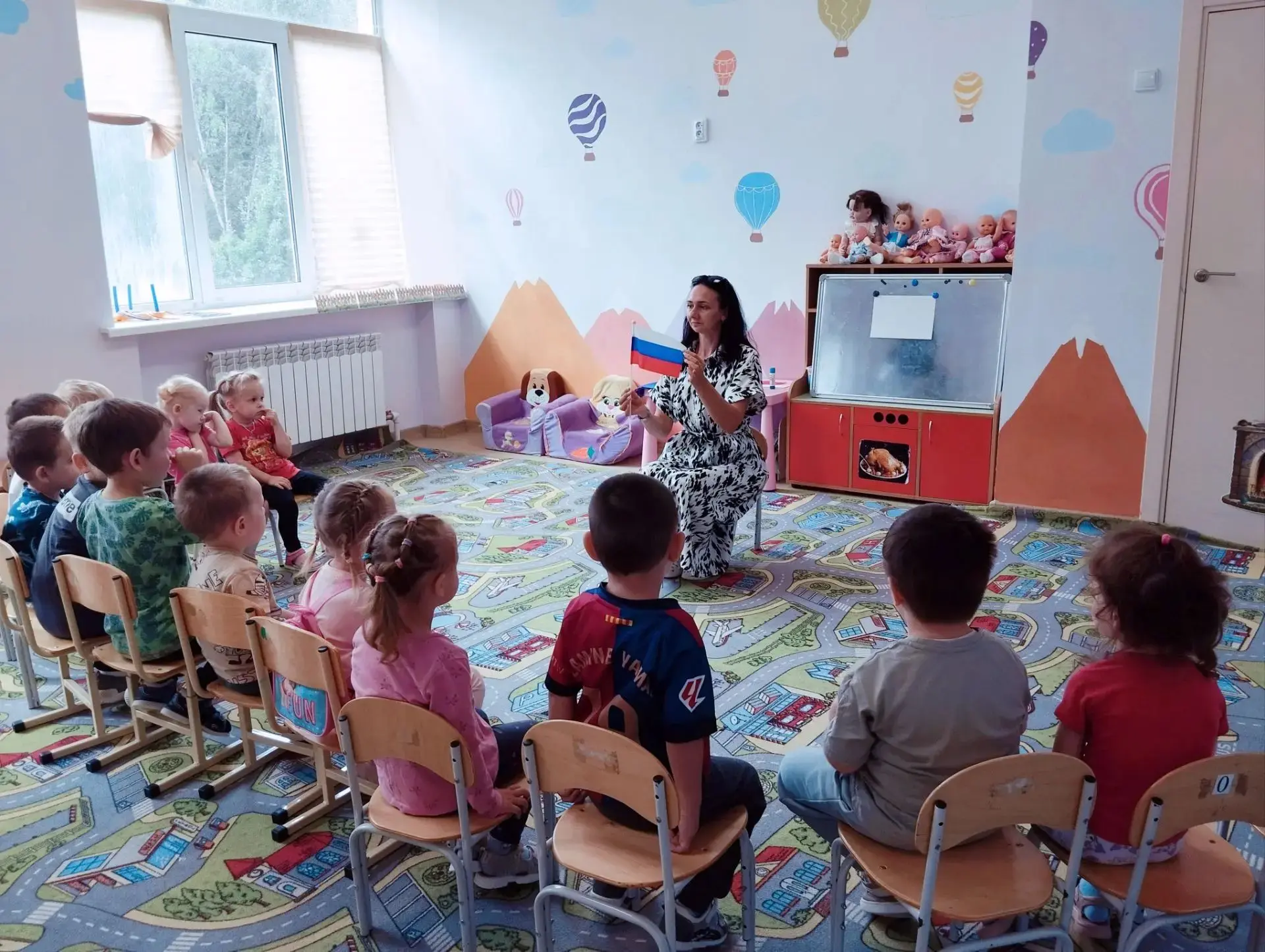 Сегодня во второй младшей группе прошло важное мероприятие, посвящённое Дню флага Росси...