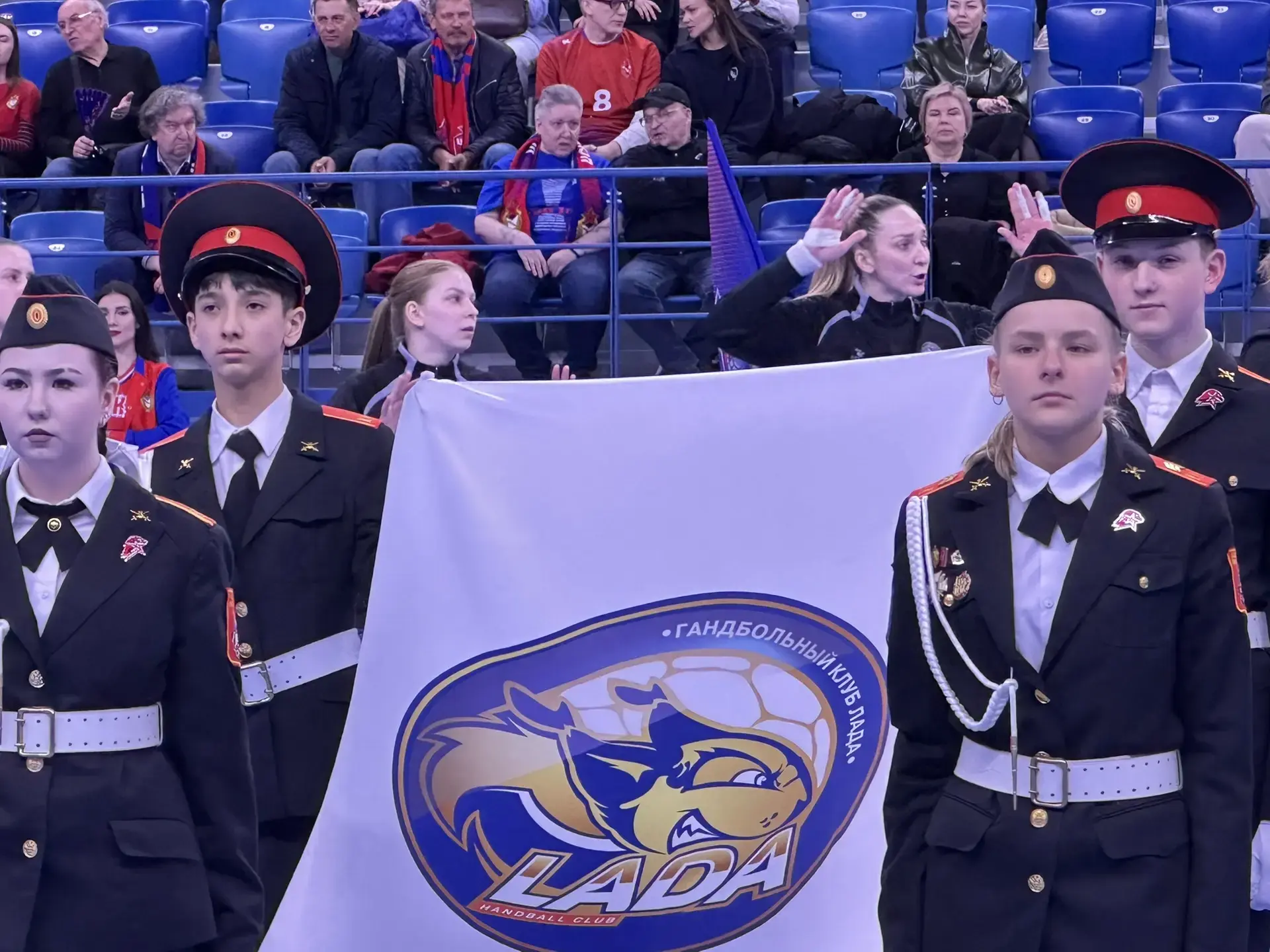 КАДЕТЫ - ЗНАМЕНОСЦЫ 🇷🇺  Ученики кадетских классов снова стали знаменосцами на матче Суперлиги 2025/2
