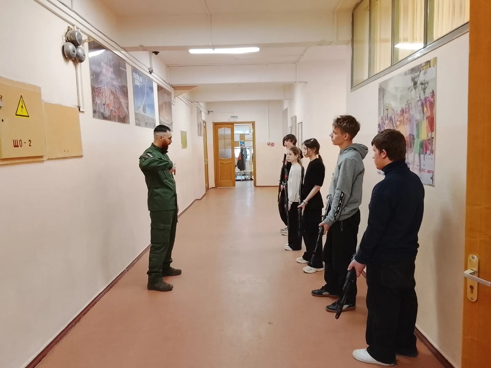 ШКОЛЬНЫЙ ЭТАП ЗАРНИЦЫ 2.0  Уже неделю в нашей школе проходит военно-патриотическая игра "Зарница 2.0