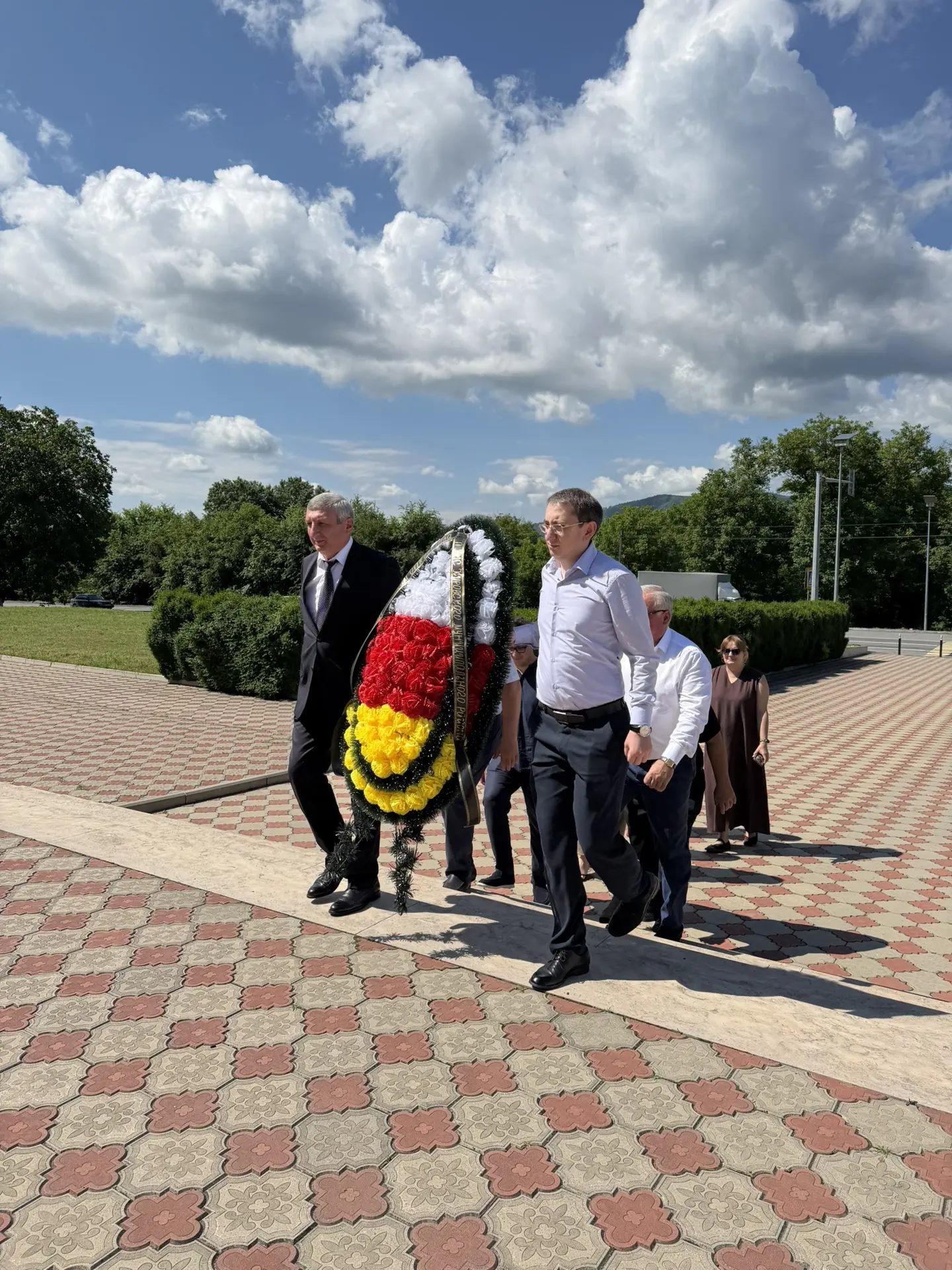 У Монумента защитникам Эльхотовских ворот состоялась церемония возложения, посвященная Дню памяти и 