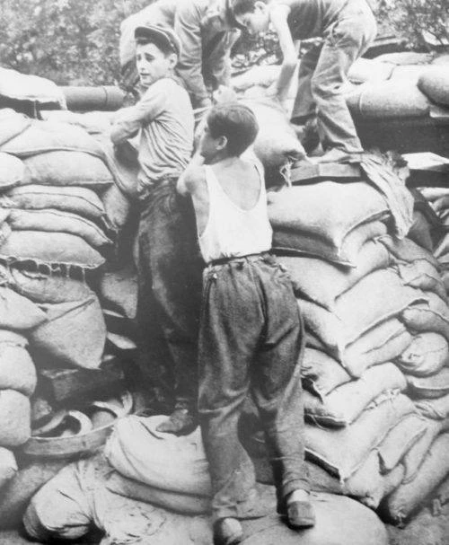 Одесса, август 1941 года. Подростки возводят баррикады, готовясь защищать город. 🪖