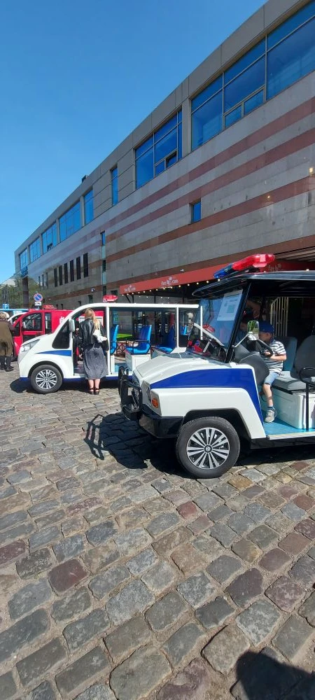 Выставка малышей электромобилей "Автотора" на Площади Победы😍🚙 очень много разных моделей: полиция, 