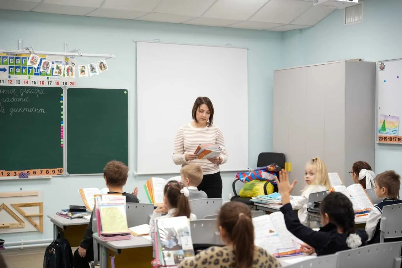 👩‍🏫 Земские учителя приступили к работе в школах семи районов Ростовской области
