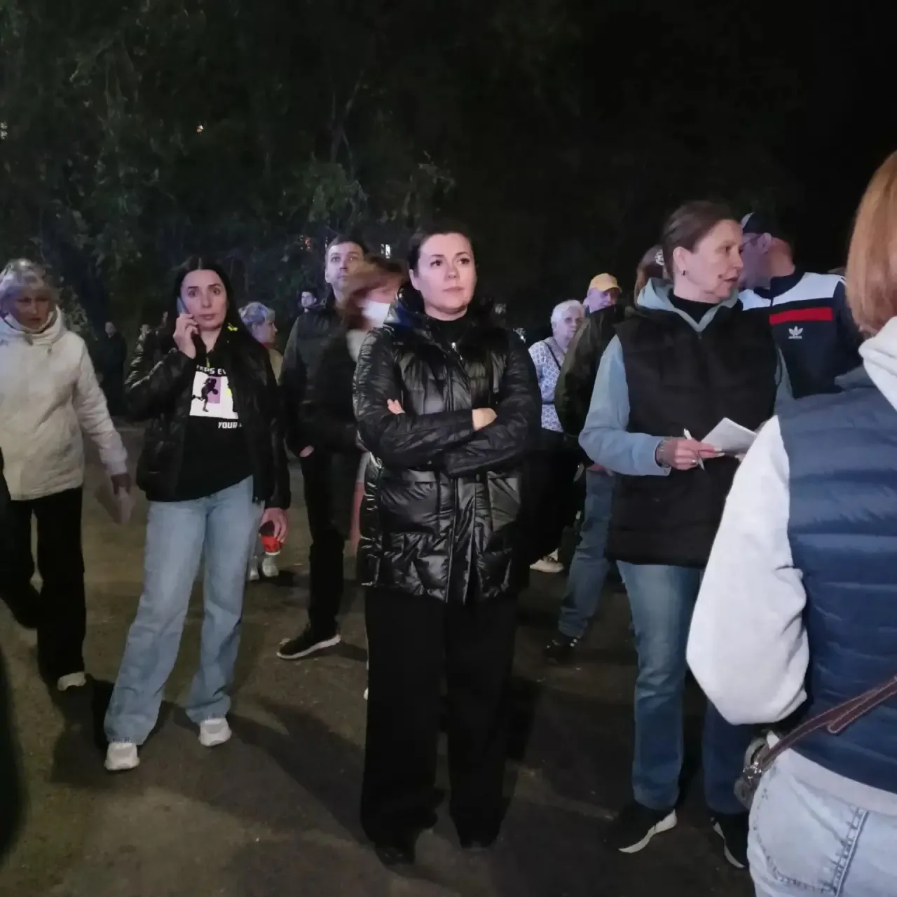 Глава города  Виктория Каткова находится у дома по улице Молодёжной, 3, где продолжаютс...