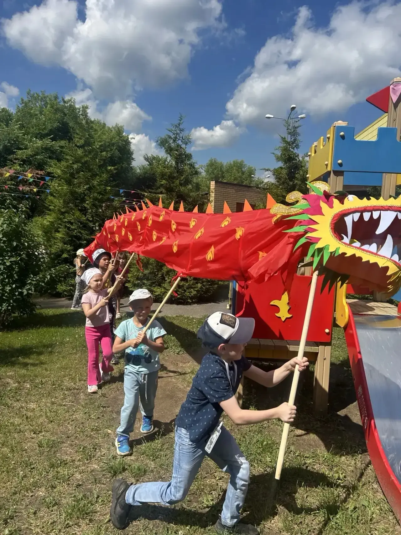 Драконы и фонарики
Пятый день в лагере «Любопытная Пандочка» прошёл ярко и огненно — как праздник кр