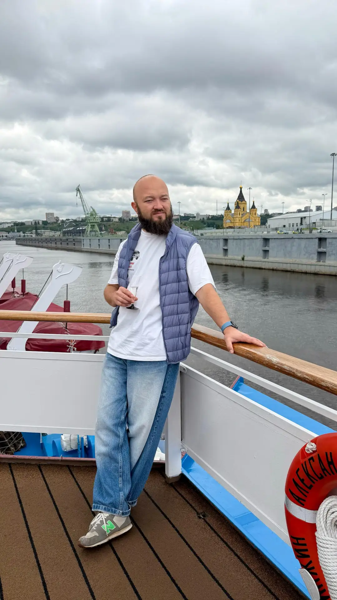 Стартовали в наш трёхдевный круиз по Волге с компанией «Водоходъ». Первые наблюдения такие:

— Каюты