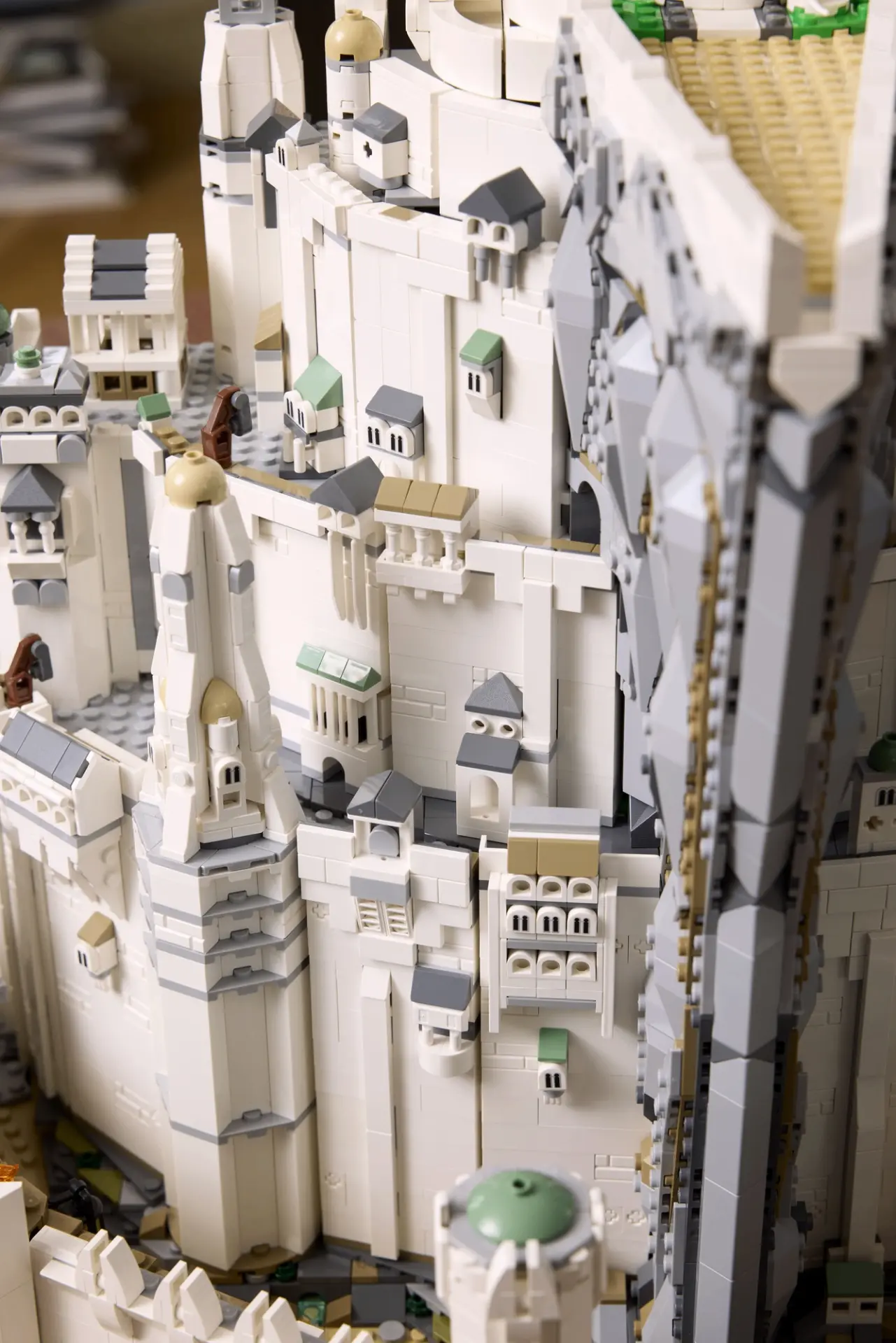 LEGO представила замок из 8278 деталей к юбилею фильма «Властелин колец»  Кинофраншизе исполняется 2