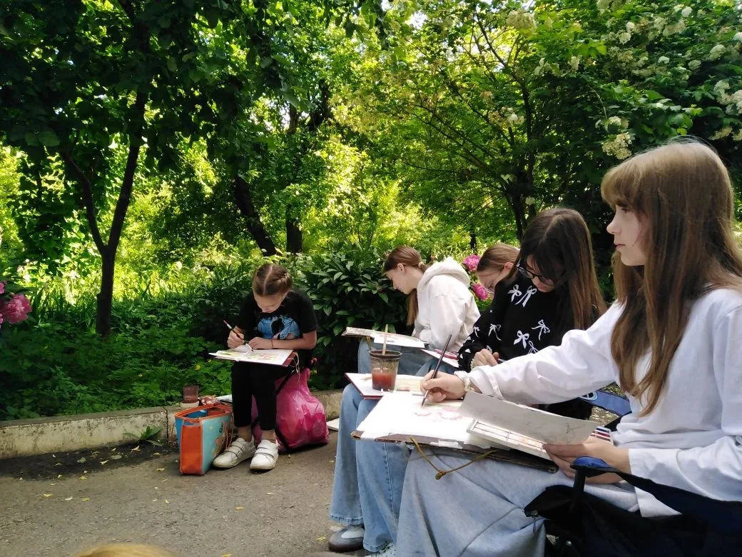 🖌🎨🌷🧑‍🎨 В Детской художественной школе №1 продолжается летняя пленэрная практика.
🌱🌷🐈‍⬛🕍 Во 