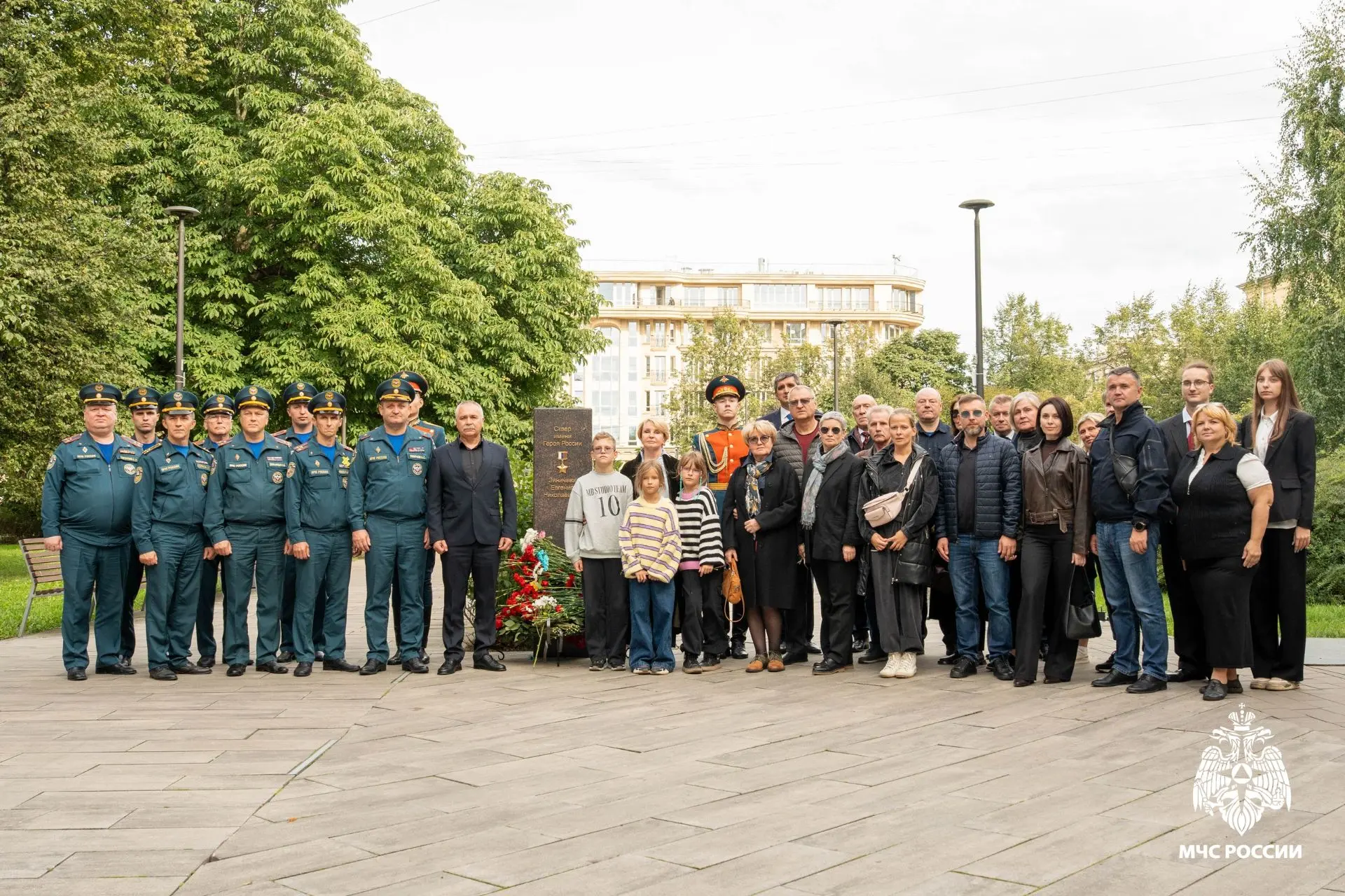 Также сегодня в сквере имени Е.Н. Зиничева коллектив вуза возложил цветы к стеле, устан...