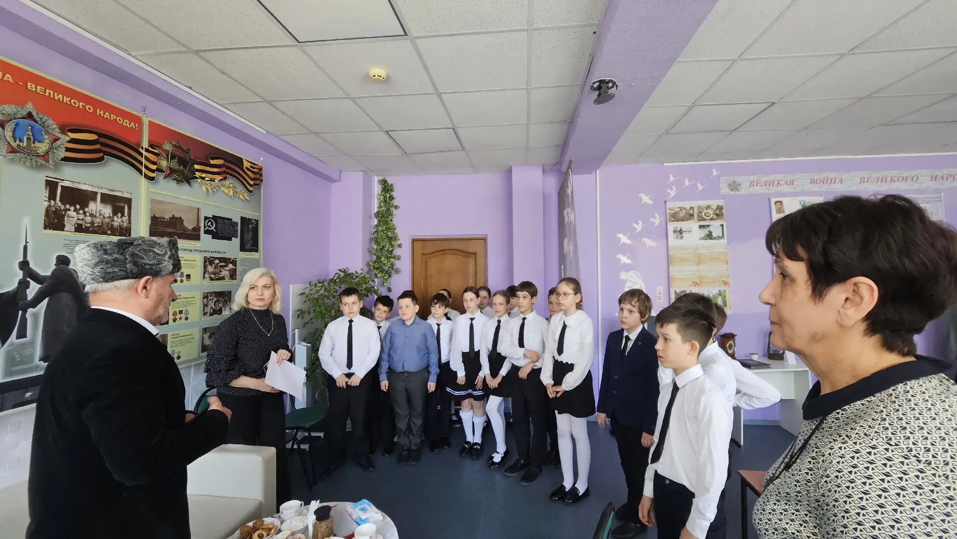 Единство народа в пространстве музея🤝  В предпраздничные дни в школьном музее состоялась серия экску