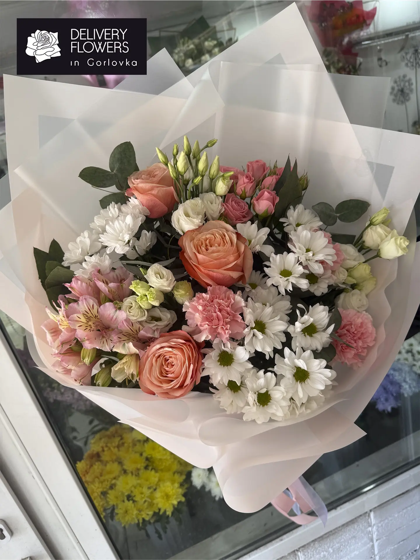 💐 Сборный букет из разных цветов

🩷🤍Голландские пионовидные розы + хризантемы + спрей-розы + альс