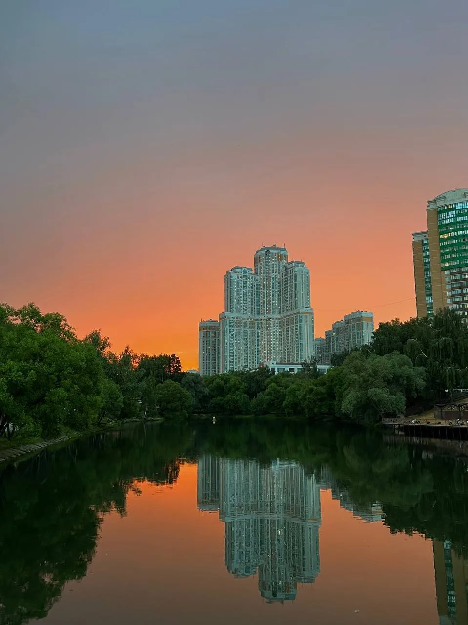 🌅 Пожалуй, лучшее фото летнего заката. 

✅ Бирюлево в Telegram
📞 Бирюлево в MAX