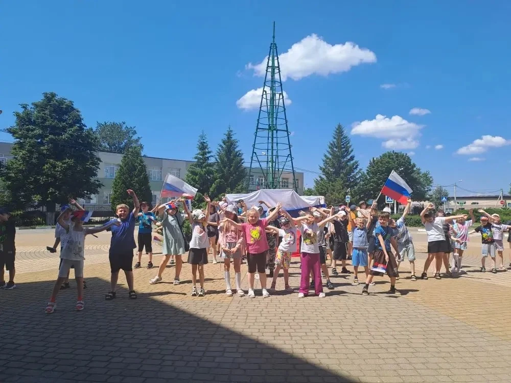 ✨В лагере «Солнышко» прошёл масштабный танцевальный флешмоб в честь праздника! 🤍💙❤️

💡Ребята пока