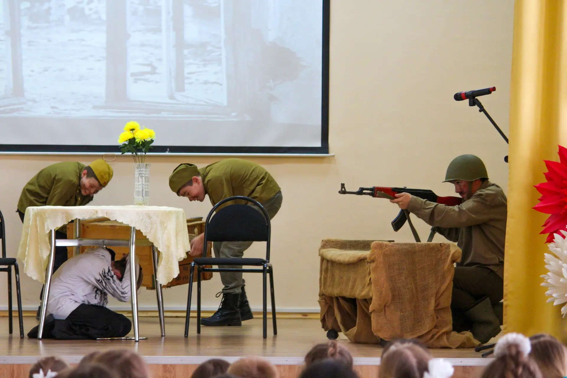 «ФРОНТОВОЕ ЗЕРКАЛЬЦЕ»🎭  В нашей школе состоялся спектакль «Фронтовое зеркальце», посвящённый Дню Поб
