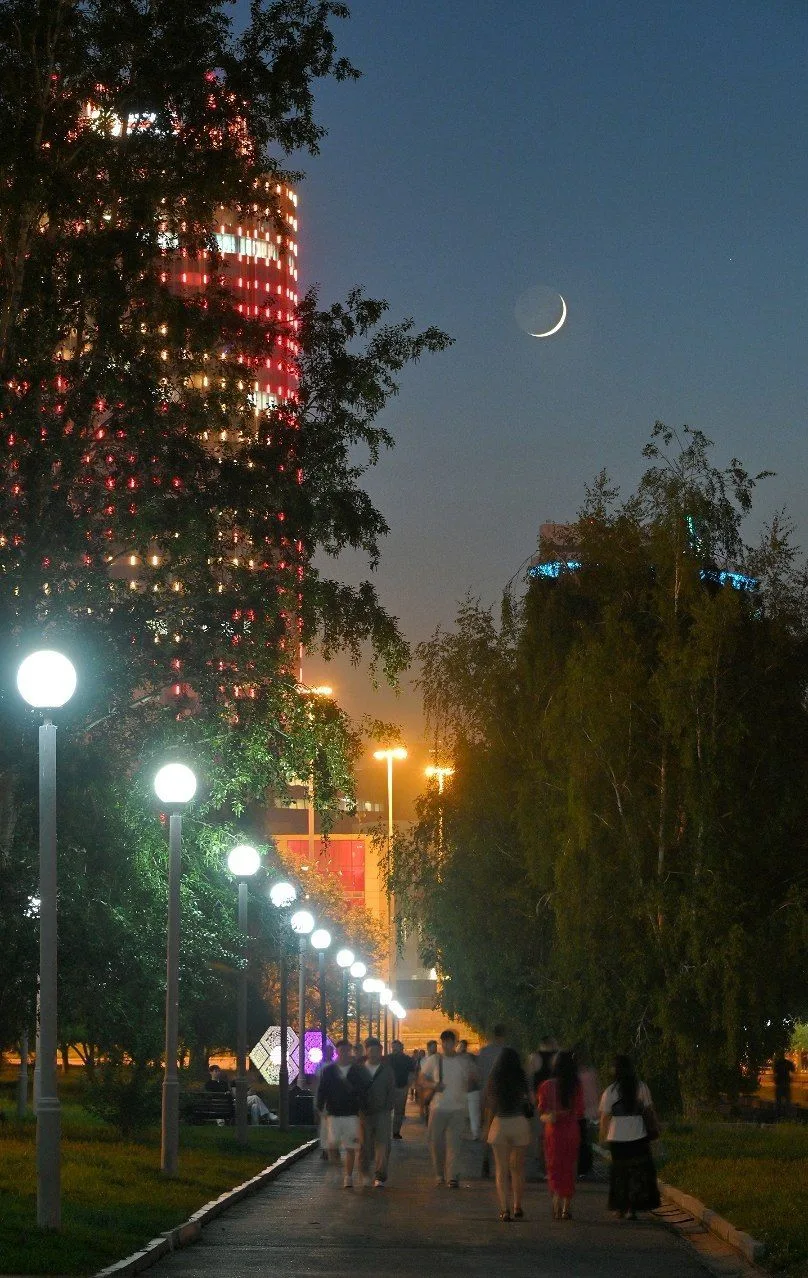 Прогулка теплым вечером по Екатеринбургу 🌙  Кадрами поделился фотограф Владимир Задумин.  Здесь мы в