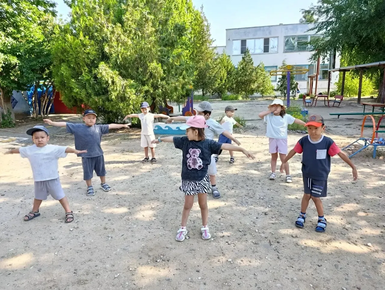Бодрое утро группы №8! 🏋️‍♂️ 

Ребята делают зарядку на улице — солнечно, свежо и весело! 

Отличны