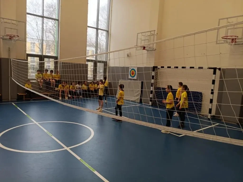 ➡️ КОСМИЧЕСКИЕ МЕРОПРИЯТИЯ ПРОДОЛЖАЮТСЯ!  🏐  Сегодня прошёл пионербол для девочек 3 классов — и это 