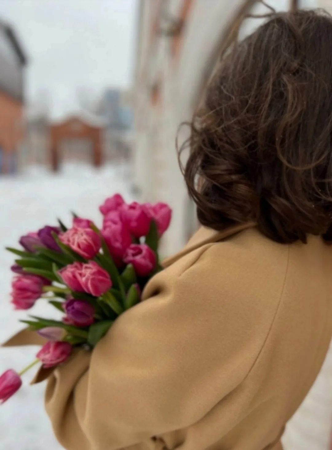 Женщина не может жить без нежности,  Видно, напророчено так свыше,  Нежность — это крылья белоснежны