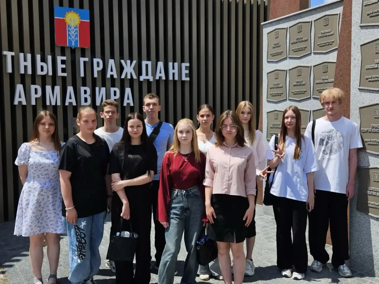 Студенты группы 2 Б т/х с классным руководителем Белашовой И.А.  во время прогулки по р...