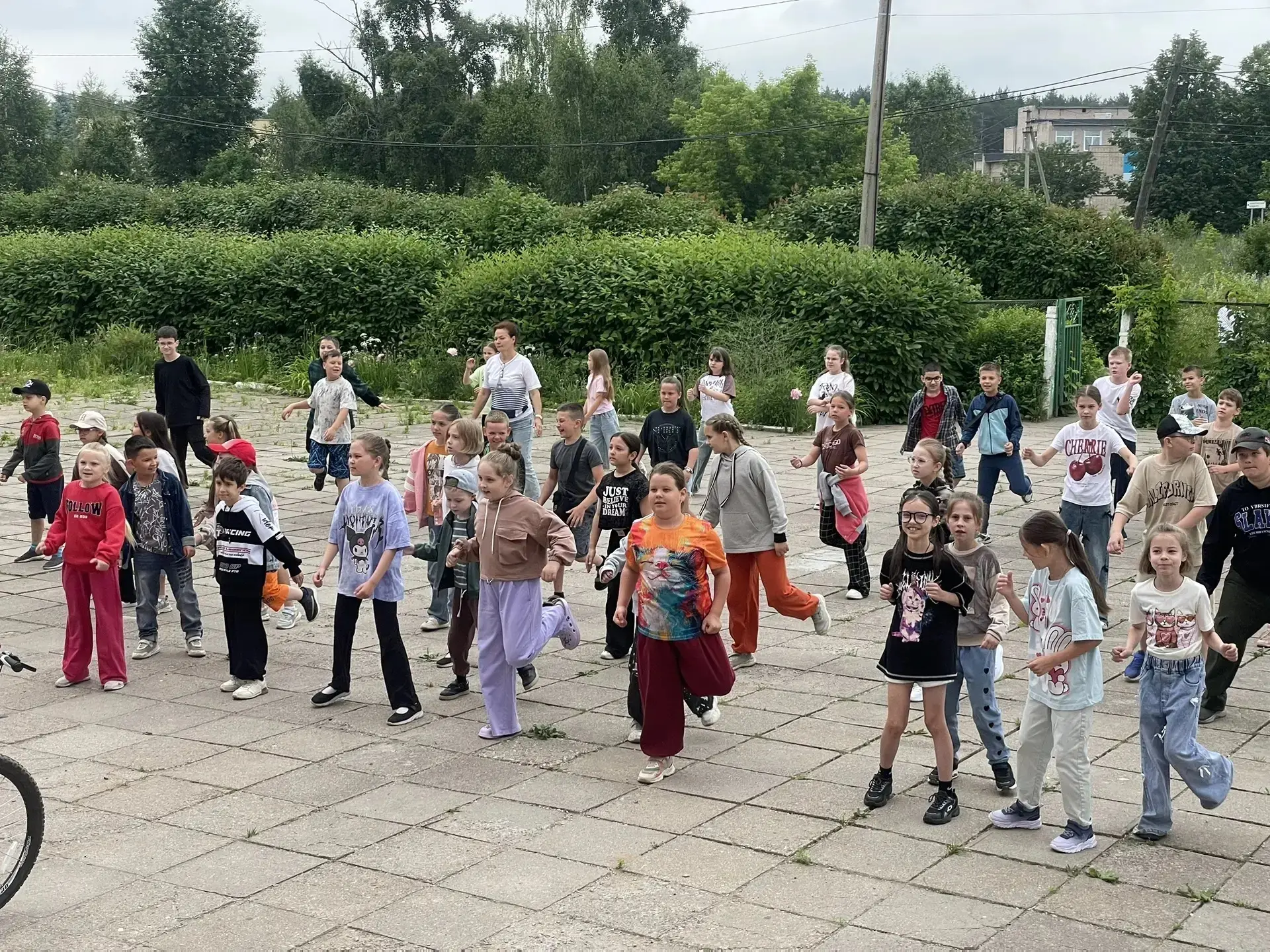 📢Летний день в школьном лагере🌈
☀Утро началось с бодрой зарядки и традиционной линейки.
🤔Главная 