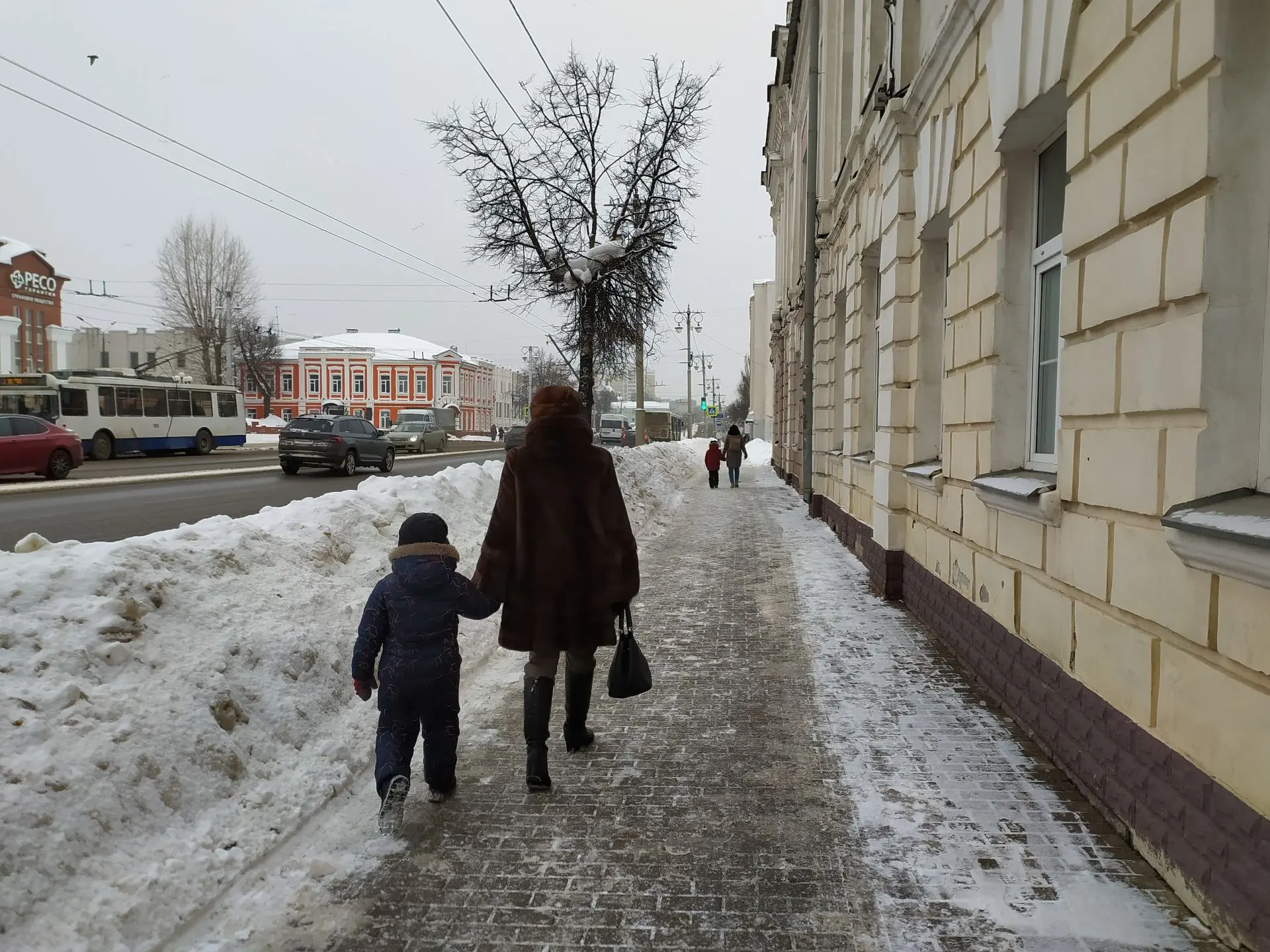 🌧Безопасные переходы Специалисты Петушинского комплексного центра и инспектор ГИБДД Алексей Серов в 