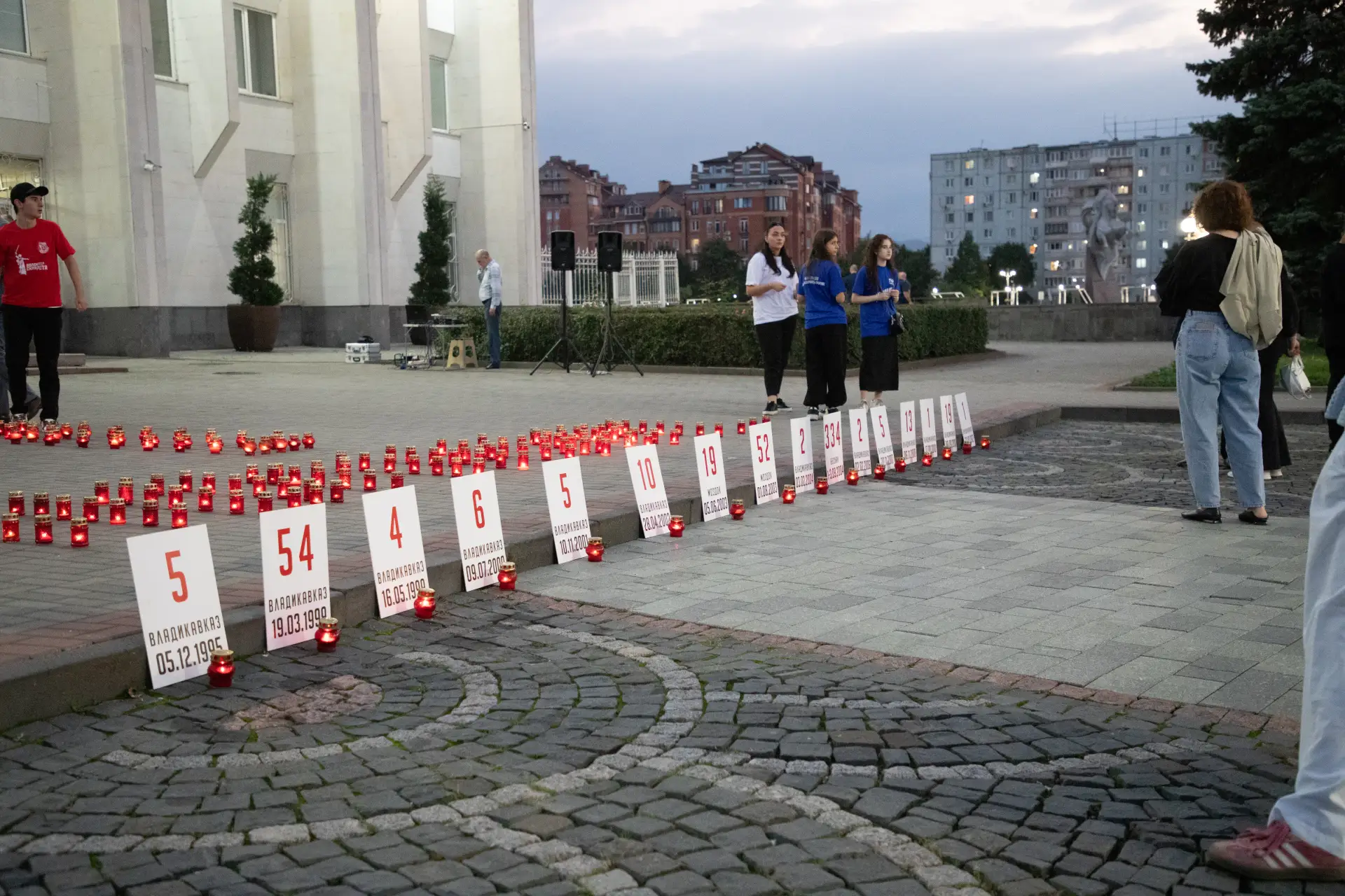 В  День солидарности в борьбе с терроризмом у здания администрации Владикавказа прошла ...