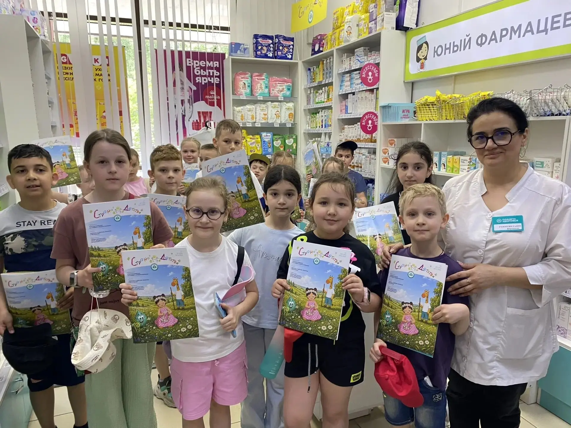 Отряд «Радуга» на пути к профессии: школьники стали фармацевтами на один день

💊В рамках программы 
