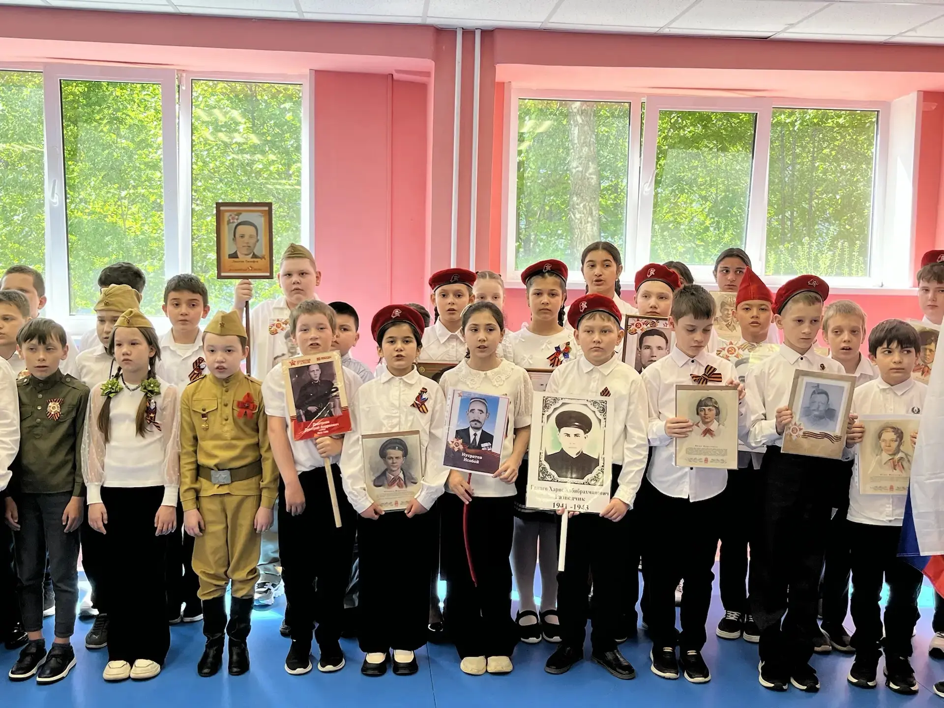 🇷🇺Школа 147 присоединилась к акции «Бессмертный полк» 
 
⭐8 мая в школе прошла патриотическая акци