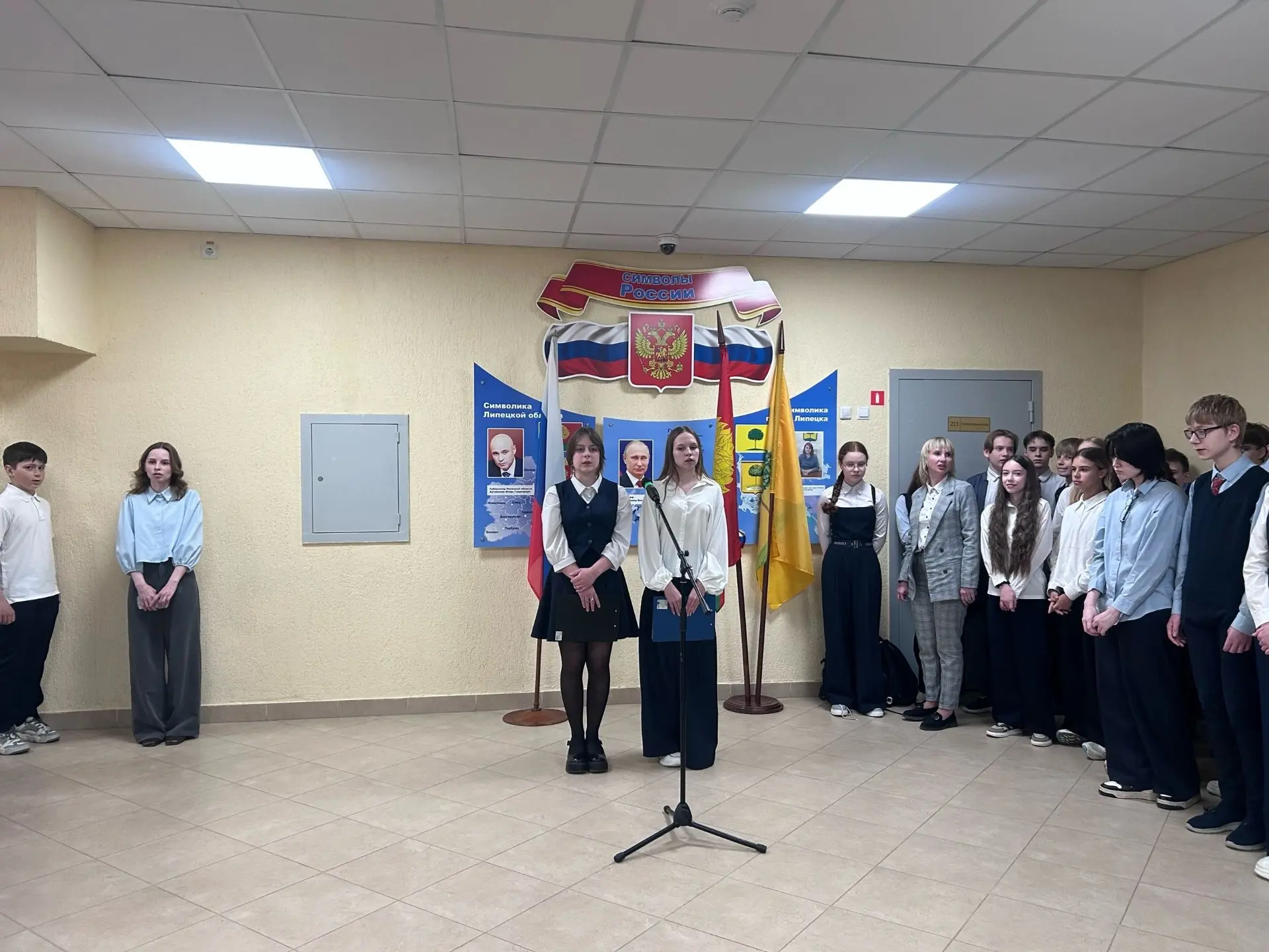 🇷🇺Сегодня утро понедельника в нашей школе началось с традиционного поднятия флага Российской Федерац