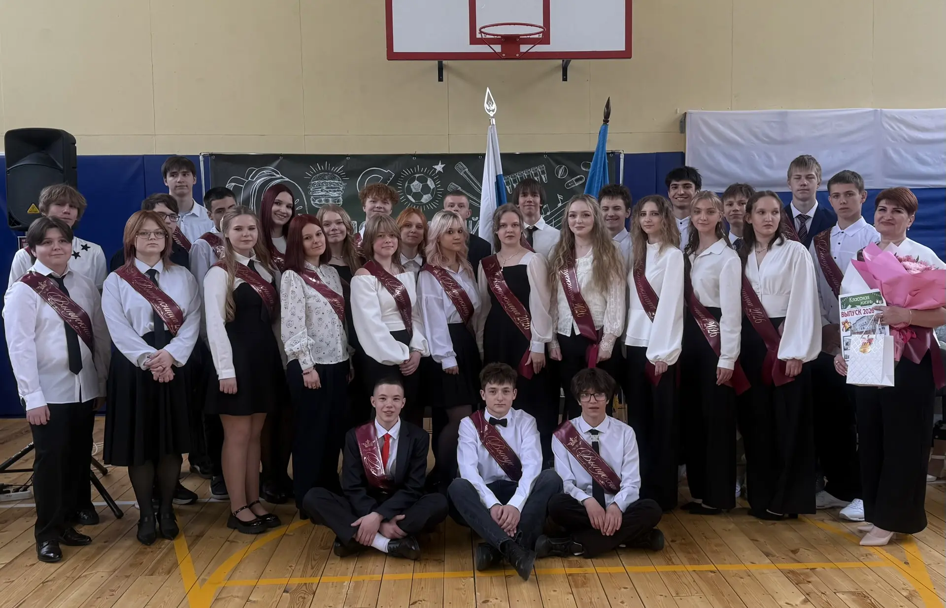 🎓 Сегодня в нашей любимой гимназии прозвенел последний звонок для выпускников девятого класса. Торже