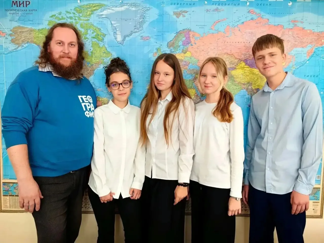 Интеллектуальный вызов: наши ребята участвуют в конкурсе «Самое синее в мире…»!