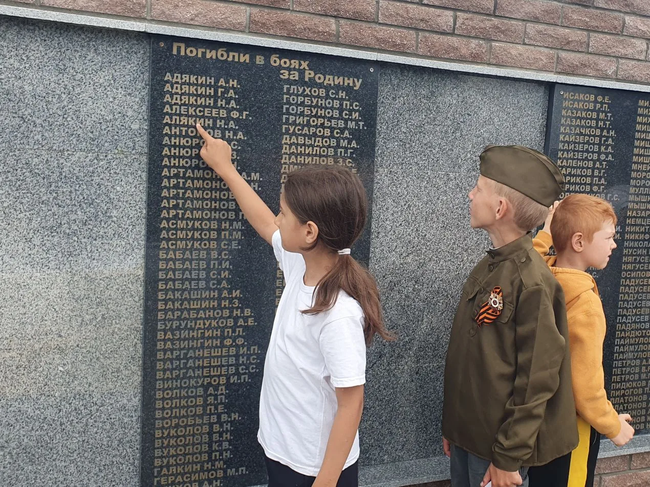 🕯 Никто не забыт, ничто не забыто: воспитанники пришкольного лагеря почтили память героев у Монумен