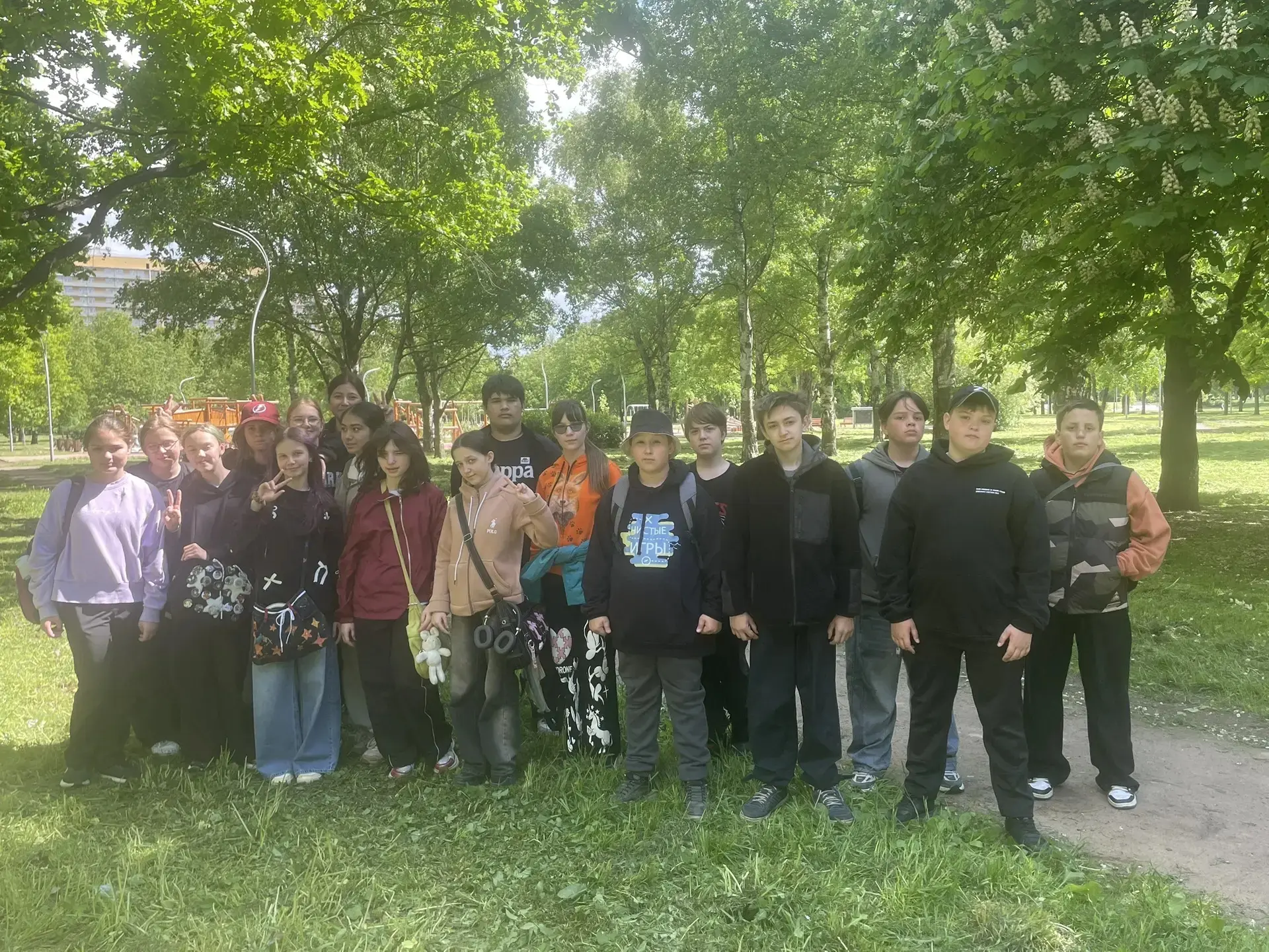 Ученики 6а класса в парке Авиаторов на прогулке  и пикнике.