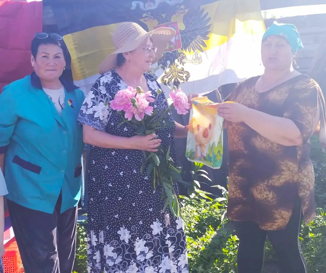 🌞#cоциальныеработники Насреддинова Р. и Овчинникова С. поздравили получателя услуг Горнасталёву Е.Н
