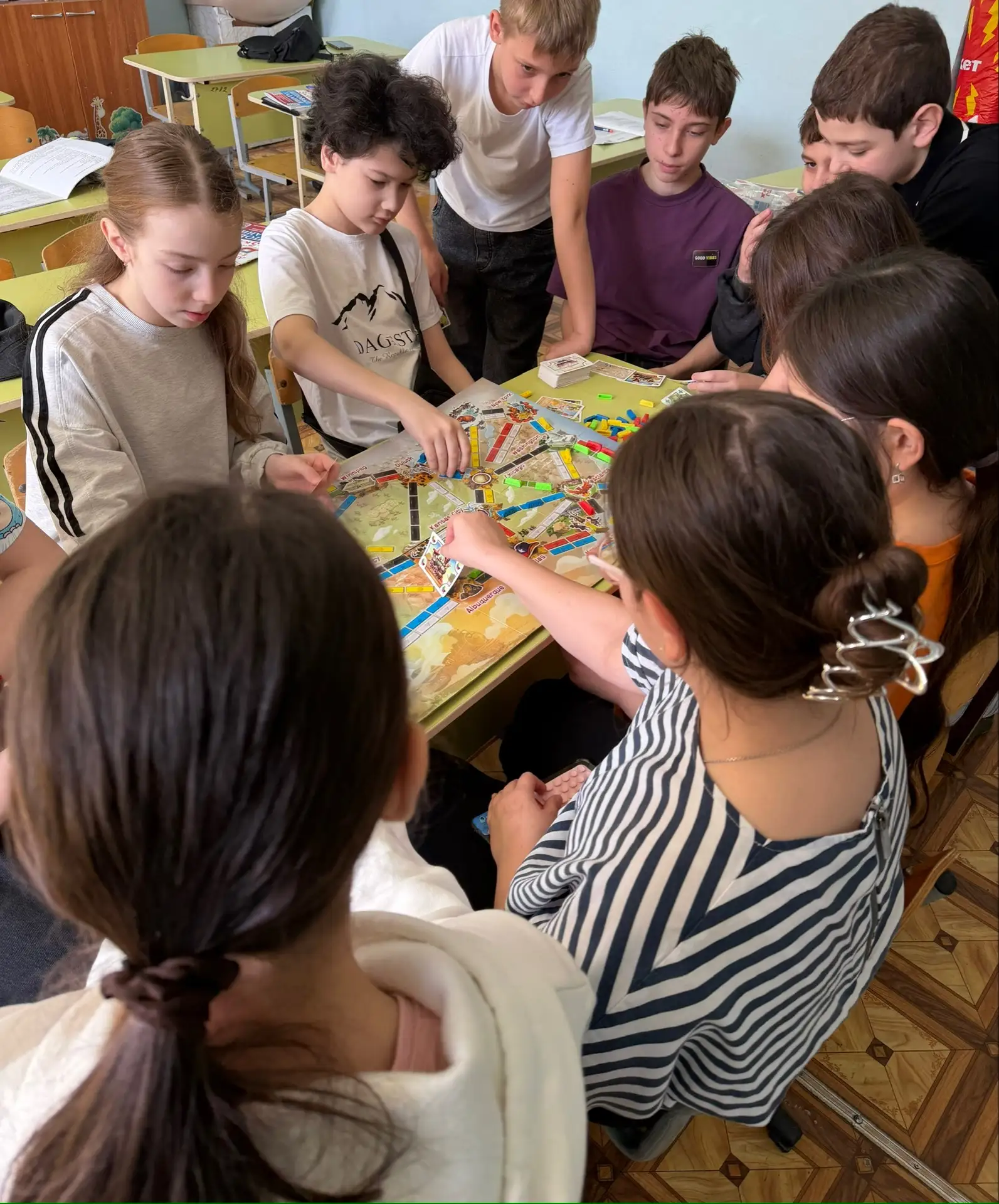 Каникулы с пользой: настольные игры объединяют и развивают! 🌍  Ребята провели время за увлекательной
