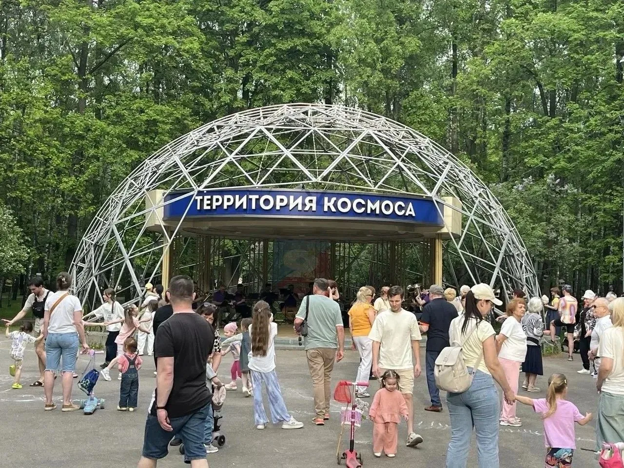 🎺 Уже много лет подряд в летний сезон духовой оркестр радует зрителей парка своими выступлениями — 