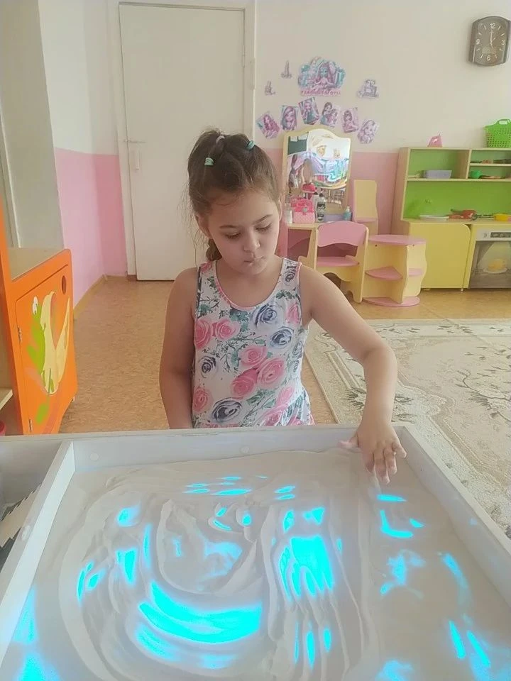 Песок струится сквозь пальцы... ✨
В старшей группы №2 царит особая атмосфера творчества и волшебства